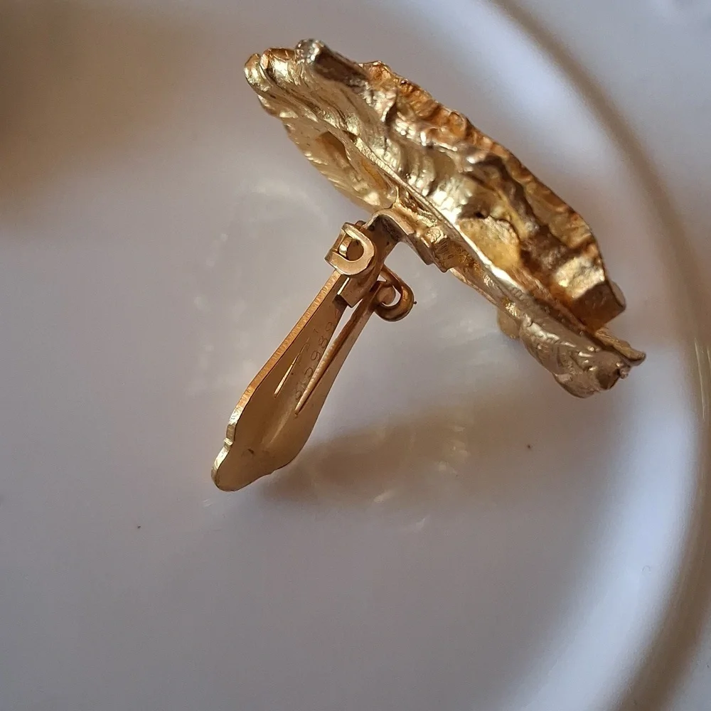 Vintage Clip-on Gold-Tone Earrings with Emerald Green - Picture 5 of 13